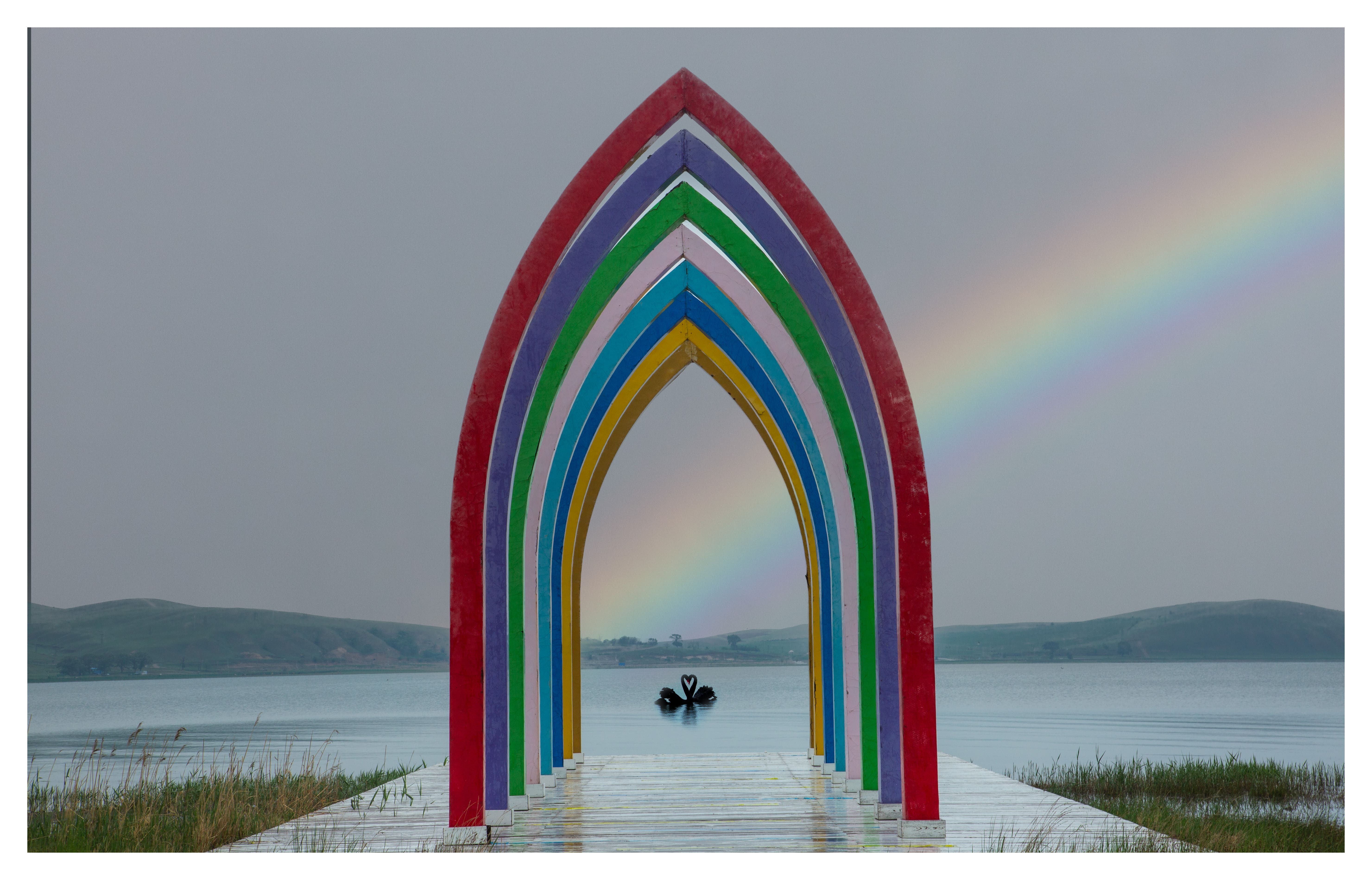 “天鹅”持彩练