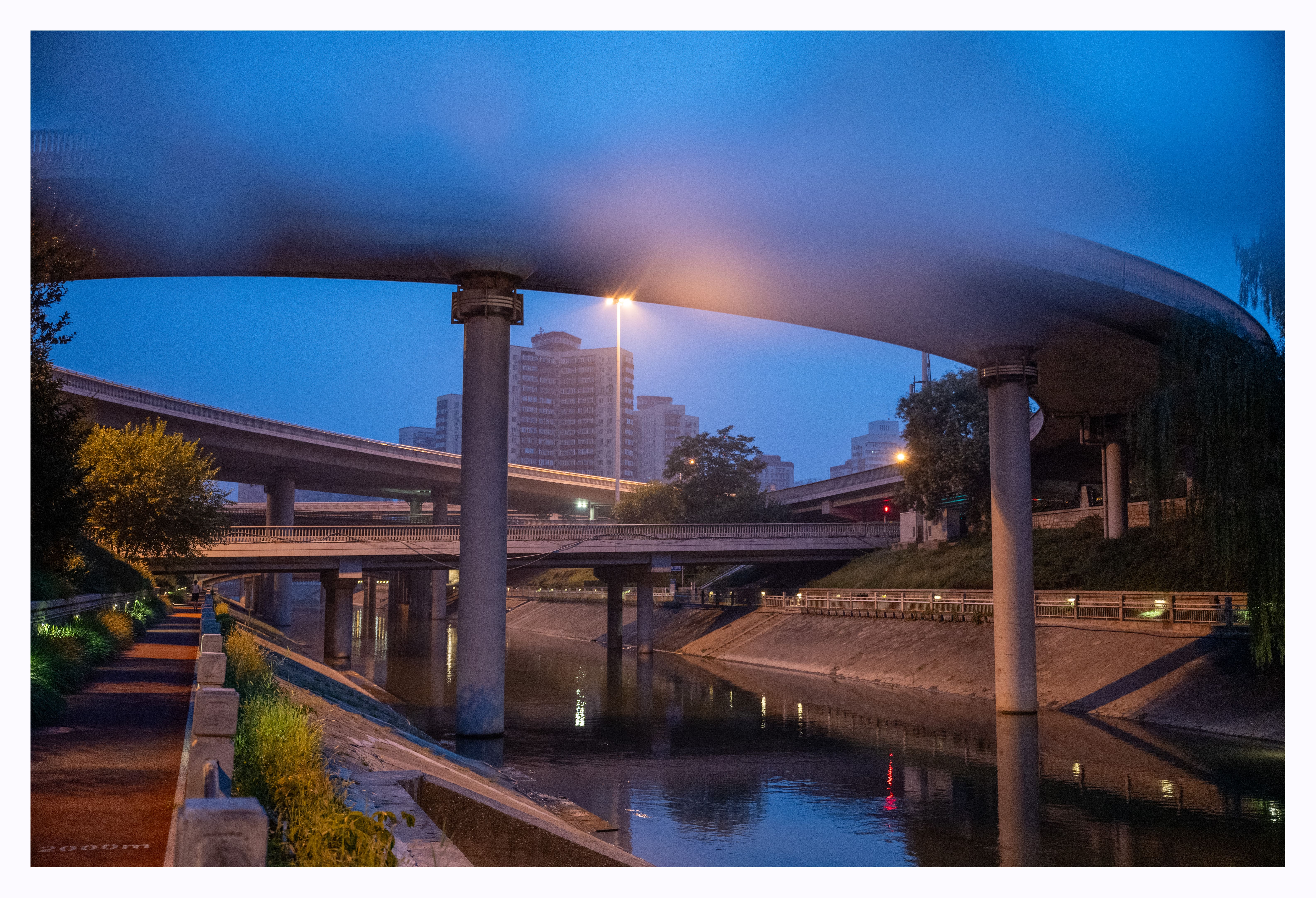 蓝调时刻的立交桥