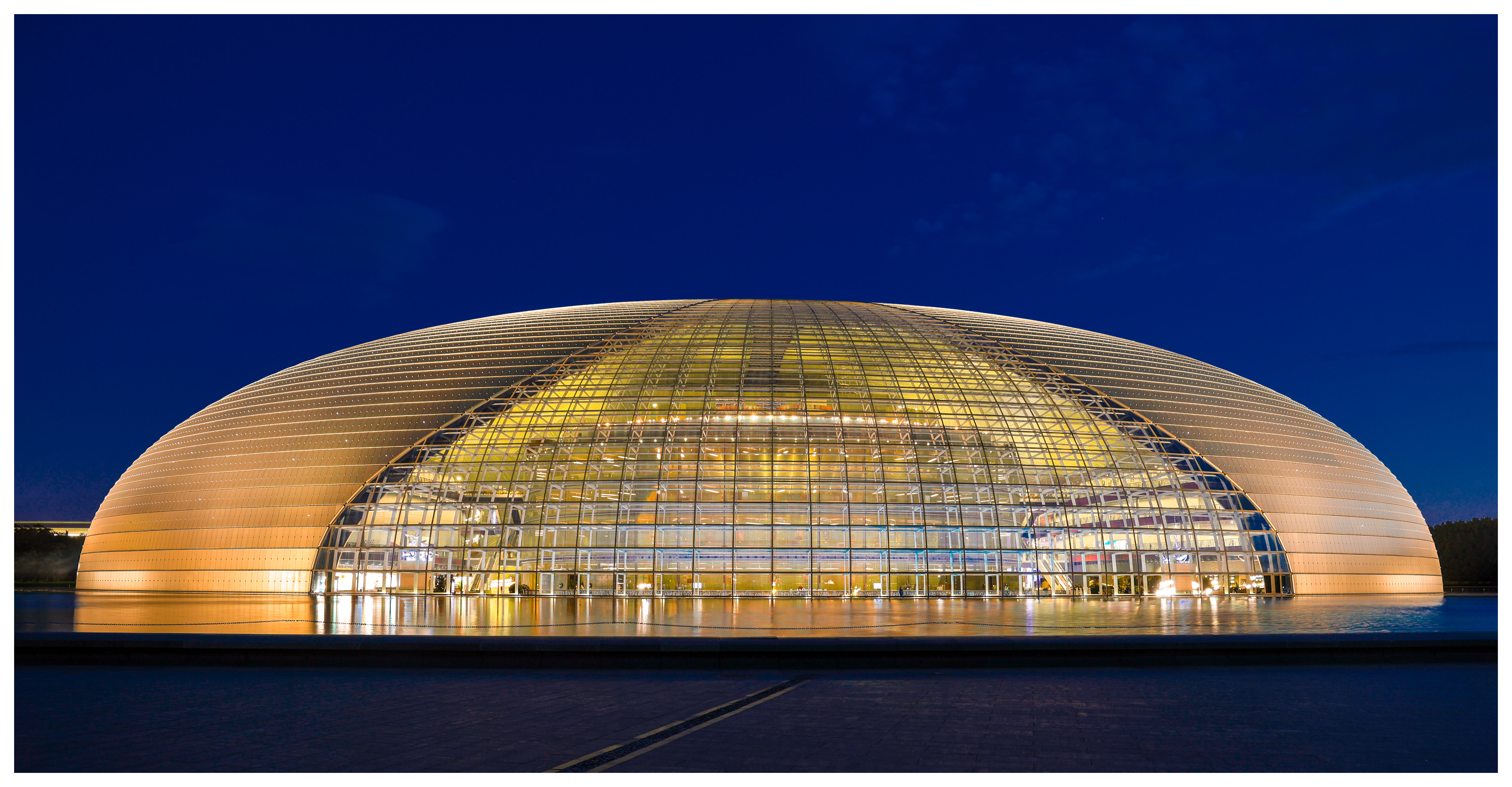 暮色中的国家大剧院