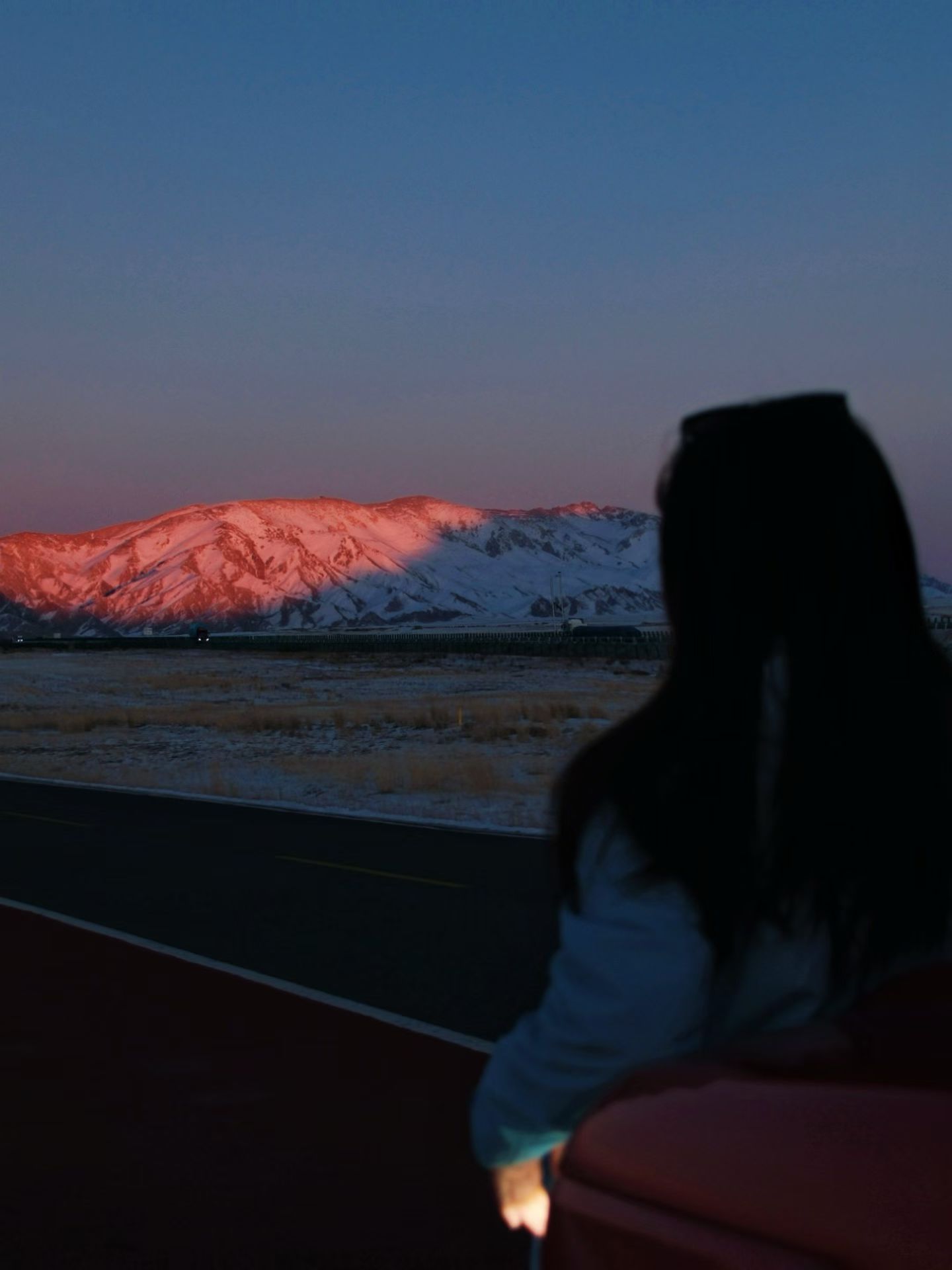 与绯山共黄昏的她