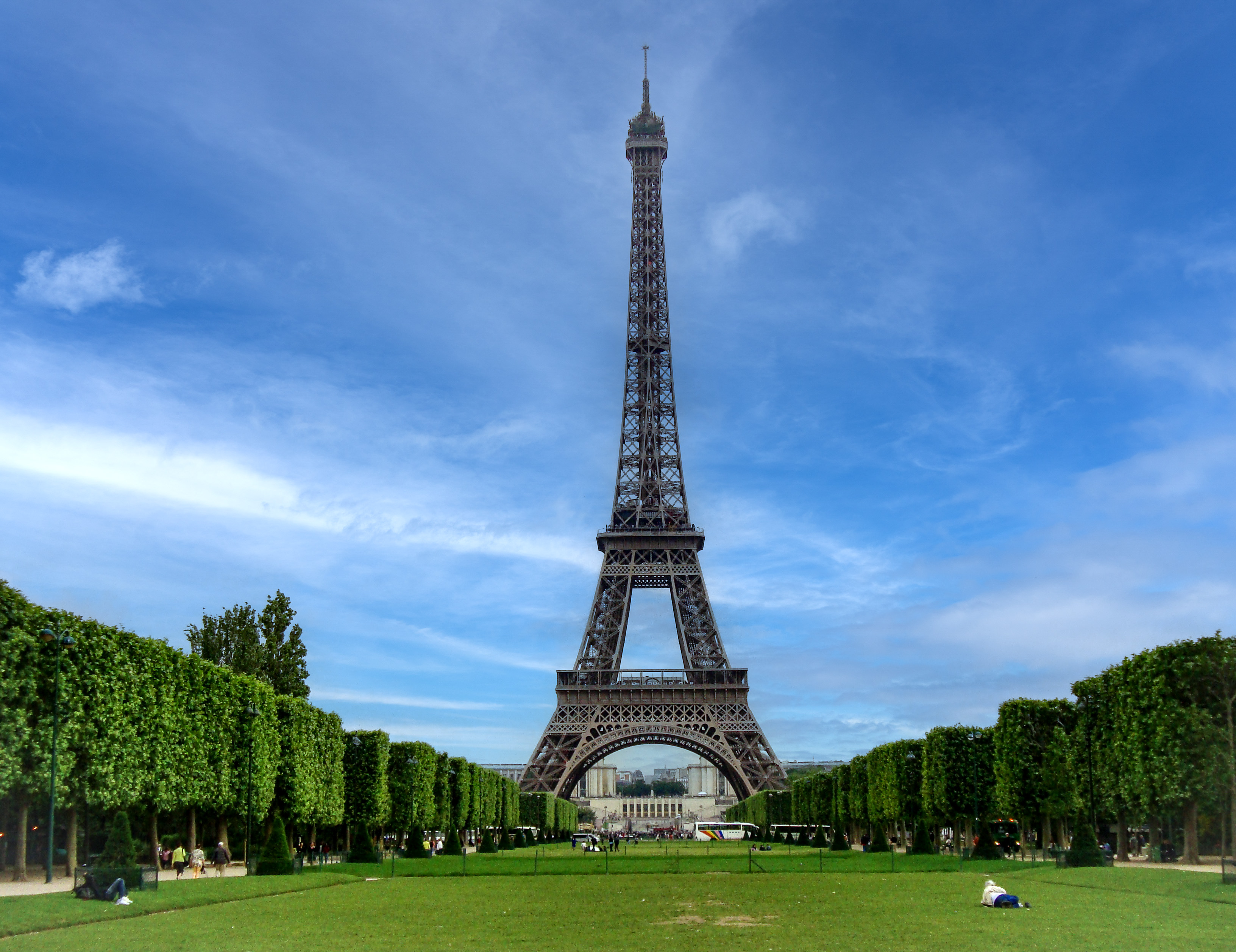 蓝色天幕下埃菲尔铁塔